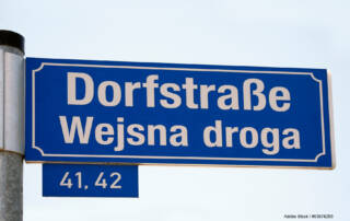 Straßenschild in der Lausitz mit sorbischer Übersetzung